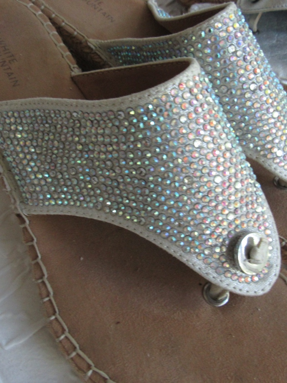 Sparkly Iridescent Sandals 8.5 M Wedge 2.5 heel Silver Leather White Mountain